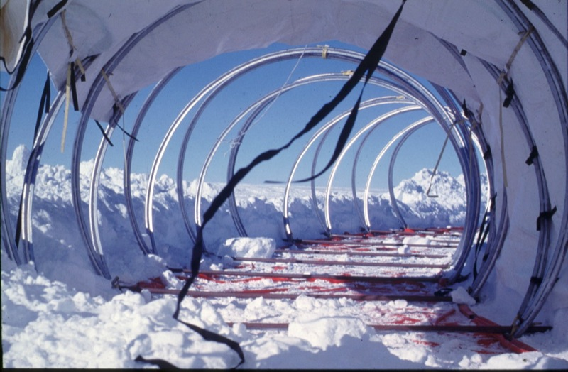 Illustration for article titled Chilean Antarctic Habitat Makes Living at the Bottom of the Earth Downright Homey